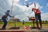 Sejumlah Joki memanggil merpati yang diterbangkan pada Kejuaraan Balap Merpati tingkat Nasional di Lapak Mayagraha, Kota Tasikmalaya, Jawa Barat, Sabtu (10/2). Kejuaraan tersebut diikuti 686 peserta dari berbagai daerah di Jabar, Jateng, dan Jatim, dengan tujuan untuk silahturahmi sesama pecinta burung merpati. ANTARA FOTO/Adeng Bustomi/wdy/2018