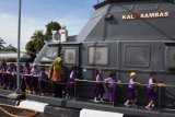 45 siswa dari Taman Kanak-kanak (TK) Primanda Untan Pontianak berkunjung ke Lantamal XII Pontianak di Jalan Kom Yos Sudarso No. 1 Pontianak, Provinsi Kalimantan Barat. Dalam kunjungan tersebut, siswa diberikan pengetahuan tentang kebaharian dan alutsista yang dimiliki Lantamal XII Pontianak. (Foto Dinas Penerangan Lantamal XII Pontianak).