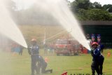 Sejumlah personel Pemadam Kebakaran (Damkar) mengikuti lomba kategori 'hose laying' atau ketepatan sasaran dalam menjinakan api sewaktu terjadi kebakaran, saat Lomba Ketangkasan Antarpersonel Damkar Tingkat Nasional di Ambon, Maluku, Selasa (27/2). Lomba ketangkasan yang diselenggarakan dalam rangka HUT ke-99 Pemadam Kebakaran tersebut diikuti personel dari 29 Dinas Damkar kabupaten/kota se-Indonesia. ANTARA FOTO/Izaac Mulyawan/wdy/2018.