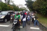 Relawan Midji Norsan bagikan masker gratis untuk para pengendara bermotor yang melintas di bundaran Untan Kota Pontianak. Kegiatan tersebut spontan dilakukan karena melihat kondisi kabut asam makin tebal di kota itu. (Foto Istimewa) 