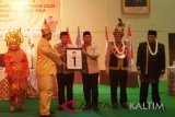 Ketua KPU Provinsi Kaltim Muhammad Taufik menyerahkan papan nomor 1 kepada pasangan Andi Sofyan Hasdam-Nusyirwan Ismail pada acara rapat pleno terbuka pencabutan nomor urut peserta Pilkada Kaltim 2018 di Ballroom Hotel Mesra Samarinda, Selasa (13/2/2018). Pada acara itu, pasangan Syharie Jaang-Awang Ferdian Hidayat mendapat nomor urut 2, Isran Noor-Hadi Mulyadi nomor urut 3 dan Rusmadi-Safaruddin nomor urut 4. (Antaranews Kaltim/Arumanto)