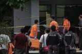 Tim Identifikasi Polres Banyumas melakukan persiapan penggeledahan rumah Sidik (33), terduga teroris yang ditangkap oleh Densus 88 Antiteror, di Desa Pasir Wetan, Karanglewas, Banyumas, Jateng, Kamis (1/2). Densus 88 Antiteror menangkap Sidik dan Slamet di Purwokerto, Banyumas, yang diduga memfasilitasi dan mendanai kelompok teroris Ageng Nugroho berangkat ke Filipina Selatan. ANTARA FOTO/Idhad Zakaria/wdy/2018.