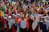 Wali Kota Banda Aceh Aminullah Usman (tengah) bersama warga, mahasiswa dan pelajar peduli lingkungan memperlihatkan tempat minuman atau termos pribadi untuk mengurangi sampah plastik kemasan pada kampanye Bebas Sampah di Banda Aceh, Aceh, Sabtu (24/2). Kampanye kebersihan lingkungan yang diikuti warga, mahasiswa, pelajar sebagai upaya mewujudkan program pemerintah untuk mewujudkan Indonesia bebas sampah pada 2020. (ANTARA FOTO/Irwansyah Putra/nz/18)