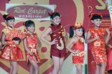 Sejumlah anak memperagakan busana bernuansa Imlek saat lomba peragaan busana di Kota Denpasar, Bali. Lomba peragaan busana yang diikuti puluhan model berbagai kategori usia tersebut digelar untuk memeriahkan perayaan tahun baru Imlek. 