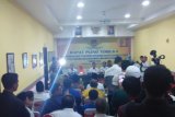 KPU Kota Pontianak menetapkan nomor urut dan daftar pasangan calon wali kota dan wakil wali Kota Pontianak tahun 2018, yang diikuti oleh tiga peserta. Ketiga pasangan calon wali kota dan wakil wali Kota Pontianak, yakni nomor urut satu Hary Adrianto dan Yandi diusung oleh PPP, PAN, Hanura atau sebanyak 12 kursi; kemudian Edi Rusdi Kamtono dan Bahasan didukung oleh Golkar, Nasdem, Gerindra, Demokrat, PKPI atau sebanyak 20 kursi, dan nomor urut tiga Satarudin dan Alpian Aminardi diusung oleh PDIP, PKB atau sebanyak 11 kursi (Foto Antaranews Kalbar/Andilala)