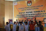 KPU Kota Pontianak menetapkan nomor urut dan daftar pasangan calon wali kota dan wakil wali Kota Pontianak tahun 2018, yang diikuti oleh tiga peserta. Ketiga pasangan calon wali kota dan wakil wali Kota Pontianak, yakni nomor urut satu Hary Adrianto dan Yandi diusung oleh PPP, PAN, Hanura atau sebanyak 12 kursi; kemudian Edi Rusdi Kamtono dan Bahasan didukung oleh Golkar, Nasdem, Gerindra, Demokrat, PKPI atau sebanyak 20 kursi, dan nomor urut tiga Satarudin dan Alpian Aminardi diusung oleh PDIP, PKB atau sebanyak 11 kursi (Foto Antaranews Kalbar/Andilala)