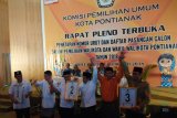 KPU Kota Pontianak menetapkan nomor urut dan daftar pasangan calon wali kota dan wakil wali Kota Pontianak tahun 2018, yang diikuti oleh tiga peserta. Ketiga pasangan calon wali kota dan wakil wali Kota Pontianak, yakni nomor urut satu Hary Adrianto dan Yandi diusung oleh PPP, PAN, Hanura atau sebanyak 12 kursi; kemudian Edi Rusdi Kamtono dan Bahasan didukung oleh Golkar, Nasdem, Gerindra, Demokrat, PKPI atau sebanyak 20 kursi, dan nomor urut tiga Satarudin dan Alpian Aminardi diusung oleh PDIP, PKB atau sebanyak 11 kursi (Foto Antaranews Kalbar/Andilala)