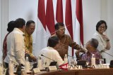 Wakil Presiden Jusuf Kalla (tengah) berbincang dengan sejumlah menteri Kabinet Kerja sebelum rapat terbatas tindak lanjut kebijakan satu peta di Kantor Presiden, Jakarta, Senin (5/2). Kebijakan satu peta merupakam upaya pemerintah memperbaiki data spasial Indonesia untuk menyatukan seluruh informasi dan menghindari perbedaan informasi yang menjadi acuan pembuatan kebijakan strategis maupun penerbitan perizinan. ANTARA FOTO/Puspa Perwitasari/wdy/2018.