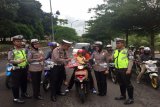 Polres Lamsel membagikan tas sekolah