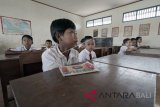 Siswa kelas 1 sampai 6 belajar bersama dalam satu kelas, di SD Negeri Ujung Alang 1 Filial Bondan, Dusun Bondan, Desa Ujung Alang, Kampung Laut, Cilacap, Jateng, Kamis (8/2). SD Negeri Filial yang hanya bisa ditempuh menggunakan perahu tersebut mempunyai hanya satu guru yang terpaksa mengajar kelas 1-6 secara bersama, karena jumlah murid yang sedikit serta keterbatasan ruang kelas, dan tidak mendapat honor mengajar selama dua tahun. ANTARA FOTO/Idhad Zakaria/wdy/2018.