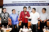 Ketua DPR dari Fraksi Partai Golkar Bambang Soesatyo (kedua kanan), Politisi Partai Demokrat Roy Suryo (kanan), Politikus PDI Perjuangan Maruarar Sirait (tengah), Wakil Ketua DPR Fraksi Partai Gerindra Fadli Zon (kedua kiri) dan Direktur Eksekutif Poltracking Indonesia Hanta Yuda AR (kiri) berbincang disela Diskusi dan bedah hasil Survei Nasional Terkait Peta Koalisi Pilpres 2019 di Jakarta, Minggu (18/2). Survei Nasional politik tersebut mengusung tema Proyeksi Skenario Peta Koalisi Pilpres 2019. ANTARA FOTO/Reno Esnir/wdy/2018.