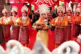 Penari sanggar Fajar Harapan menampilkan tarian Ranup Lampuan ketika menyambut tamu di Banda Aceh, Aceh, Sabtu (17/2). Tarian Ranup Lampuan merupakan kesenian tradisional Aceh yang ditampilkan khusus untuk menyambut tamu agung atau istimewa. (ANTARA FOTO/Irwansyah Putra/ama/18)