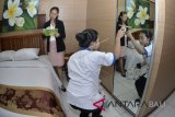 Siswa SMK Pariwisata Dalung menyiapkan kamar hotel saat mengikuti Uji Kompetensi Keahlian jurusan Akomodasi Perhotelan di Badung, Bali, Senin (19/2). Uji Kompetensi Keahlian tersebut merupakan syarat kelulusan para siswa SMK pada masing-masing jurusan. ANTARA FOTO/Fikri Yusuf/wdy/2018.
