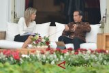 Presiden Joko Widodo (kanan) bersama Utusan Khusus Perserikatan Bangsa-Bangsa (PBB) untuk Inklusi Keuangan Ratu Maxima (kiri) melakukan 'Veranda Talk' di Istana Merdeka, Jakarta, Selasa (13/2). Presiden Jokowi dan Ratu Belanda berdiskusi tentang peningkatan inklusi keuangan di Indonesia, antara lain penyederhanaan sistem dan izin. ANTARA FOTO/Wahyu Putro A/wdy/2018