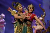 Model Dessy Mulasari berperan sebagai Srikandi (kanan) dan pemain wayang orang Bharata, Adi berperan sebagai Arjuna saat tampil pada pagelaran Wayang Orang Srikandi Nekat di Teater Besar, Taman Ismail Marzuki, Jakarta, Minggu (25/2). Sanggar Cita Prasanna menggelar Srikandi Nekat dalam rangka memperingati Hari Perempuan Internasional yang diisi oleh pemain wayang orang Bharata serta sejumlah selebriti. 