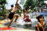Sejumlah anak bermain di kolam Taman Alun-alun Regol, Bandung, Jawa Barat, Sabtu (24/2). Taman Alun-alun Regol menjadi alternatif wisata yang dilengkapi dengan fasilitas kolam air untuk bermain anak. ANTARA FOTO/Khairizal Maris/ama/18
