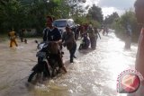 Banjir Genangi Akses Jalan Penghubung antarkabupaten Tulangbawang
