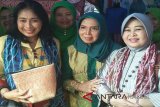 Ketua TP PKK Balangan, Hj Nursidah Ansharuddin, bersama Ibu Lukita dan Ibu Nora Ryamizard dari Dewan Kerajinan Nasional, pada acara pameran produk unggulan di stand unggulan kabupaten berjuluk Bumi Sanggam, Banjarmasin (28/3).