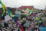 Iring iringan mobil Presiden Joko Widodo, saat melintasi warga pada puncak acara Haul ke-13 Muhammad zaini Abdul Ghani (Guru Izai) di sekumpul Martapura, (25/03). Foto:Antaranews Kalsel/ Herry Murdy/M.