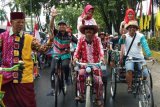 Sekelompok anggota Komunitas Sepeda Ontel yang tergabung dalam Sepeda Antik Banjarmasin (Saban) memeriahkan Parade Banjarmasin Sasirangan Festival (BSF), Sabtu (10/3). (Antaranews Kalsel/Hasan Z)