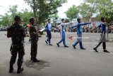 Sejumlah calon pasukan pengibar bendera pusaka (Paskibraka) 2018 mengikuti proses seleksi yang dilakukan oleh tim melibatkan TNI dan Polri di area Gedung Olahraga (GOR) Jayabaya, Kediri, Jawa Timur, Selasa (27/3). Ada 250 peserta yang ikut seleksi itu, untuk nantinya dipilih 70 anak jadi paskibraka. Antara Jatim/ Foto/ Asmaul Chusna /zk/18