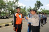 Sejumlah calon pasukan pengibar bendera pusaka (Paskibraka) 2018 mengikuti proses seleksi yang dilakukan oleh tim melibatkan TNI dan Polri di area Gedung Olahraga (GOR) Jayabaya, Kediri, Jawa Timur, Selasa (27/3). Ada 250 peserta yang ikut seleksi itu, untuk nantinya dipilih 70 anak jadi paskibraka. Antara Jatim/ Foto/ Asmaul Chusna /zk/18