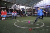 Ketua Kogasma Partai Demokrat Agus Harimurti Yudhoyono (AHY) menendang bola sebagai tanda kick off laga final turnamen futsal AHY Cup di Cibinong, Bogor, Jawa Barat, Kamis (22/3). Dalam kunjungannya di Bogor AHY tampung aspirasi warga khususnya golongan pemuda dalam memajukan Indonesia dalam prestasi olahraga. Kunjungan tersebut merupakan bagian rangkaian kegiatan silaturahmi ke daerah-daerah di Jawa Barat. ANTARA FOTO/Yulius Satria Wijaya/18