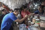Ketua Komando Satuan Tugas Bersama (Kogasma) Partai Demokrat Agus Harimurti Yudhoyono (AHY) berbincang dengan pedagang saat mengunjungi Pasar Antri di Cimahi, Jawa Barat, Sabtu (17/3). Kunjungan yang merupakan rangkaian dari program AHY 