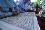 Siswa SDN kelas enam mengikuti uji kompetensi Alquran yang dibagi per Gugus di Pesantren Sumber Manis, Kowel, Pamekasan, Jawa Timur, Minggu (11/3). Uji kompetensi Alquran dimaksudkan guna mengetahui kemampuan dasar siswa membaca Alquran dan kemampuan menghafal surah-surah pendek sebelum ujian kelulusan sekolah. Antara Jatim/Saiful Bahri/zk/18