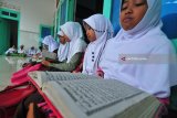 Siswa SDN kelas enam mengikuti uji kompetensi Alquran yang dibagi per Gugus di Pesantren Sumber Manis, Kowel, Pamekasan, Jawa Timur, Minggu (11/3). Uji kompetensi Alquran dimaksudkan guna mengetahui kemampuan dasar siswa membaca Alquran dan kemampuan menghafal surah-surah pendek sebelum ujian kelulusan sekolah. Antara Jatim/Saiful Bahri/zk/18