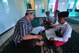 Siswa SDN kelas enam membaca Alquran sebelum diuji dalam kompetensi Alquran yang dibagi per Gugus di Pesantren Sumber Manis, Kowel, Pamekasan, Jawa Timur, Minggu (11/3). Uji kompetensi Alquran dimaksudkan guna mengetahui kemampuan dasar siswa membaca Alquran dan kemampuan menghafal surah-surah pendek sebelum ujian kelulusan sekolah. Antara Jatim/Saiful Bahri/zk/18