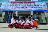 Siswa SDN kelas enam mengikuti uji kompetensi Alquran yang dibagi per Gugus di Pesantren Sumber Manis, Kowel, Pamekasan, Jawa Timur, Minggu (11/3). Uji kompetensi Alquran dimaksudkan guna mengetahui kemampuan dasar siswa membaca Alquran dan kemampuan menghafal surah-surah pendek sebelum ujian kelulusan sekolah. Antara Jatim/Saiful Bahri/zk/18