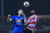 Pesepak bola Madura United (MU) Engelberd Sani (kanan) berebut bola dengan pesepak PSIS Semarang, Petar Planic  (kiri) dalam laga uji coba di Stadion Gelora Ratu Pamelingan (SGRP) Pamekasan, Jawa Timur, Minggu (1/3).  MU unggul 1-0. Antara Jatim/Saiful Bahri/zk/18