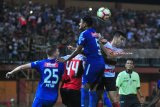 Pesepak bola Madura United (MU) Fabiano Beltrame (kedua kanan) berebut bola dengan pesepak PSIS Semarang, Haudi Abdillah  (tengah) dalam laga uji coba di Stadion Gelora Ratu Pamelingan (SGRP) Pamekasan, Jawa Timur, Minggu (1/3). MU unggul 1-0. Antara Jatim/Saiful Bahri/zk/18