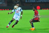 Pesepak bola Madura United Zah Rahan  (kanan) berusaha melewati pesepak bola Persipura, Radirdo S (kiri) dalam partai uji coba di Stadion Gelora Ratu Pamelingan (SGRP) Pamekasan, Jawa Timur,  Minggu. Antara Jatim/Saiful Bahri/18