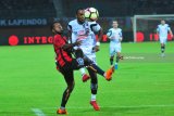 Pesepak bola Madura United Zah Rahan  (kanan) berusaha melewati pesepak bola Persipura, Radirdo S (kiri) dalam partai uji coba di Stadion Gelora Ratu Pamelingan (SGRP) Pamekasan, Jawa Timur,  Minggu (18/3). Antara Jatim/Saiful Bahri/zk/18