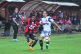 Pesepak bola Madura United Slamet Nurcahyo  (kanan) berebut bola dengan pesepak bola Persipura, Radirdo S (kiri) dalam partai uji coba di Stadion Gelora Ratu Pamelingan (SGRP) Pamekasan, Jawa Timur,  Minggu (18/3). Antara Jatim/Saiful Bahri/zk/18
