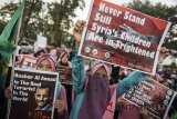 Ratusan Umat muslim melakukan aksi solidaritas di depan Gedung Sate, Bandung, Jawa Barat, Jumat (2/3). Aksi tersebut merupakan sebagai bentuk kepedulian kepada umat Islam di Ghouta yang telah mengalami kekerasan dan menewaskan ratusan orang. ANTARA JABAR/M Agung Rajasa/agr/18