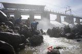 Sejumlah relawan pecinta lingkungan membersihkan sampah di aliran Sungai Ciliwung Bendung Katulampa, Bogor, Jawa Barat, Sabtu (31/3). Aksi bersih sampah yang dilakukan Komunitas Pecinta Alam Laskar Karung dan Pecinta Sungai Ciliwung tersebut sebagai bentuk kepedulian terhadap lingkungan agar aliran sungai yang melintas di Bendung Katulampa terbebas dari sampah yang menjadi salah satu penyebab banjir. ANTARA JABAR/Yulius Satria Wijaya/agr/18.