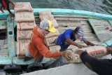 Buruh angkut melakukan bongkar muat bahan bangunan dan sembako di Pelabuhan Kalbut, Situbondo, Jawa Timur, Selasa (13/3). Pelabuhan Kalbut merupakan salah satu pelabuhan pemasok sembako, bahan bangunan, perabotan rumah tangga dengan tujuan kepulauan di Madura, dengan jadwal hanya satu Kapal Layar Motor tujuan Pulau Sepudi Madura yang berlayar dalam sehari. Antara Jatim/Seno/zk/18.