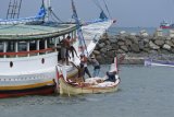 Buruh angkut melakukan bongkar muat bahan bangunan dan sembako di Pelabuhan Kalbut, Situbondo, Jawa Timur, Selasa (13/3). Pelabuhan Kalbut merupakan salah satu pelabuhan pemasok sembako, bahan bangunan, perabotan rumah tangga dengan tujuan kepulauan di Madura, dengan jadwal hanya satu Kapal Layar Motor tujuan Pulau Sepudi Madura yang berlayar dalam sehari. Antara Jatim/Seno/zk/18.