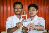 Siswa mencoba alat pendeteksi banjir di Madrasah Aliyah (MA) Manba'ul Huda, Bandung, Jawa Barat, Rabu (14/3). Alat bernama FA-G1 (Flood Alarm-Gen 1) yang merupakan hasil kreativitas santri dengan memanfaatkan bahan sederhana tersebut diharapkan dapat diterapkan di wilayah banjir tahunan seperti di Selatan Bandung. ANTARA JABAR/Raisan Al Farisi/agr/18