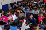 Penumpang kapal yang tiba di Pelabuhan Larantuka diperiksa kesehatannya