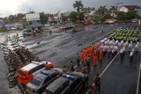 Personil gabungan TNI, Polri dan Basarnas menggelar apel pengamanan Perayaan Hari Raya Nyepi 2018 di Pelabuhan Ketapang, Banyuwangi, Jawa Timur, Jumat (16/3). Kegiatan itu bertujuan untuk mengantisipasi terjadinya gangguan keamanan dan penumpukan kendaraan, karena aktivitas pelabuhan akan ditutup saat perayaan Hari Raya Nyepi umat Hindu. Antara Jatim/Budi Candra Setya/zk/18.