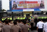 Personil gabungan TNI, Polri dan Basarnas menggelar apel pengamanan Perayaan Hari Raya Nyepi 2018 di Pelabuhan Ketapang, Banyuwangi, Jawa Timur, Jumat (16/3). Kegiatan itu bertujuan untuk mengantisipasi terjadinya gangguan keamanan dan penumpukan kendaraan, karena aktivitas pelabuhan akan ditutup saat perayaan Hari Raya Nyepi umat Hindu. Antara Jatim/Budi Candra Setya/zk/18.