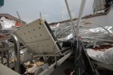 Kondisi atap Kamar 3 (Kelas II) di bangunan Stroke Center Rumah Sakit TNI AL Dr Ramelan yang runtuh, Surabaya, Jawa Timur, Minggu (18/3). Bangunan yang baru direnovasi itu atapnya runtuh dan menyebabkan empat pasien terluka. Antara Jatim/Didik Suhartono/zk/18