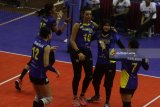 Atlet bola voli putri Jakarta PGN Popsivo Polwan, Dini Indah Sari (dua dari kiri) berusaha mengembalikan bola dari atlet bola voli putri Bandung Bank BJB Pakuan, Wilda Fadhilah (kiri) dalam pertandingan Final Four Putaran Pertama di GOR Ken Arok, Malang, Jawa Timur, Sabtu (31/3). Tim voli putri Bandung Bank BJB Pakuan mengalahkan tim putri Jakarta PGN Popsivo Polwan dengan skor 3-1 (25-22, 19-25, 25-20, 25-19). Antara Jatim/Ari Bowo Sucipto/zk/18.