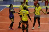 Pevoli putri Bandung BJB Pakuan melakukan selebrasi usai mengalahkan pevoli putri Jakarta Elektrik PLN dalam pertandingan Final Four Proliga 2018 di GOR Ken Arok, Malang, Jawa Timur, Jumat (30/3). Bandung BJB Pakuan mengalahkan Jakarta Elektrik PLN dengan skor 3-1 (25-23, 25-19, 21-25, 25-21). Antara Jatim/Ari Bowo Sucipto/zk/18.