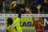 Pevoli putri Bandung BJB Pakuan Aprilia Manganang (kiri) melakukan smesh yang berusaha ditahan pevoli putri Jakarta Elektrik PLN Rou Pu (kanan) dalam pertandingan Final Four Proliga 2018 di GOR Ken Arok, Malang, Jawa Timur, Jumat (30/3). Bandung BJB Pakuan mengalahkan Jakarta Elektrik PLN dengan skor 3-1 (25-23, 25-19, 21-25, 25-21). Antara Jatim/Ari Bowo Sucipto/zk/18.