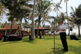 Menteri Koordinator Bidang Kemaritiman Indonesia Luhut Binsar Panjaitan memberikan sambutan saat dialog di Solong di Banyuwangi, Jawa Timur, Kamis (1/3). Kunjungan kerja di Banyuwangi selama dua hari itu, membahas tentang percepatan fasilitas pariwisata untuk mensukseskan pertemuan International Monetary Fund (IMF) and Word Bank Annual Meeting yang akan dihadiri sekitar 18 ribu delegasi. Antara Jatim/Budi Candra Setya/zk/18.